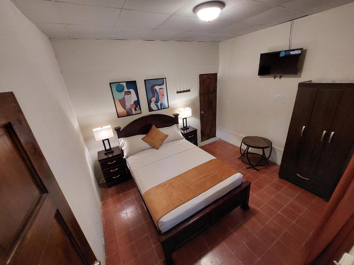 Hospedaje Los Lirios Chitre Ngoại thất bức ảnh