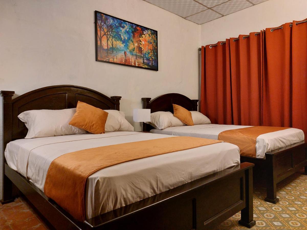 Hospedaje Los Lirios Chitre Ngoại thất bức ảnh