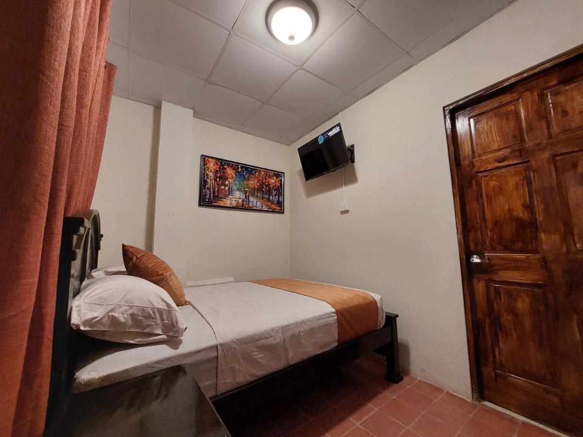 Hospedaje Los Lirios Chitre Ngoại thất bức ảnh