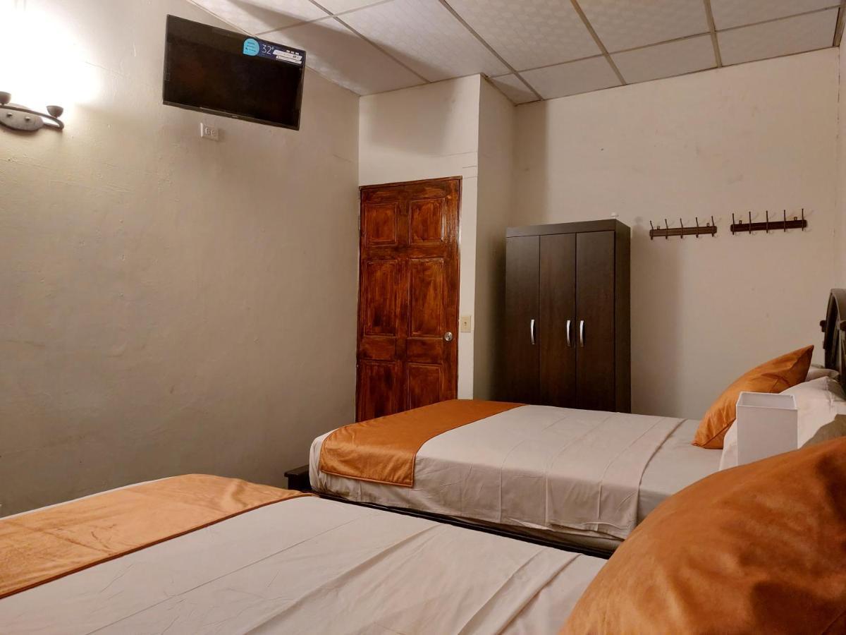 Hospedaje Los Lirios Chitre Ngoại thất bức ảnh